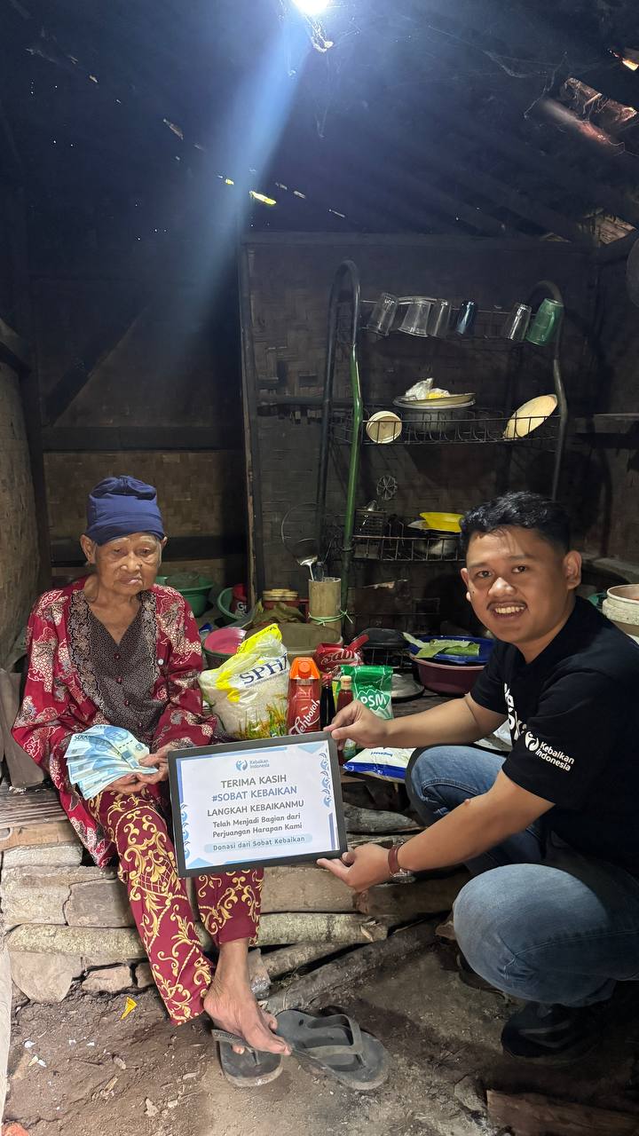 URGENT! Tubuh Renta Membawa Kayu Bakar Untuk Dijual, Bantu Mak Popon Untuk Betahan Hidup
